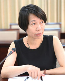 众 谈:政治抒情诗的新探索