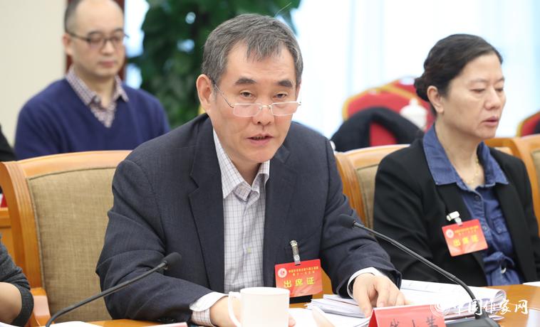 11月28日，钱小芊在中国作协八届十一次主席团会上讲话。