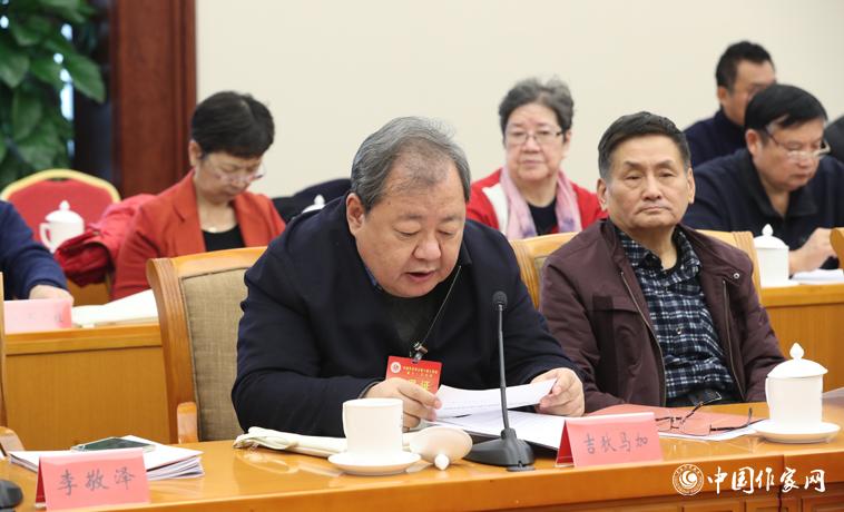 11月28日，吉狄马加在中国作协八届十一次主席团会上宣读文件。