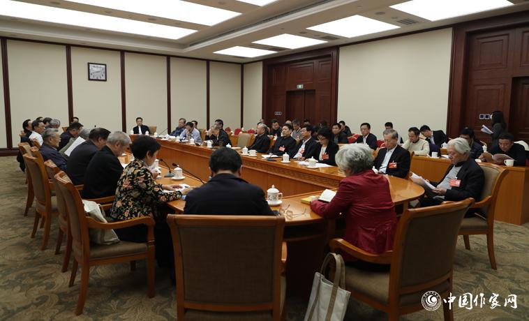 11月30日下午，中国作协代表团分组学习讨论。