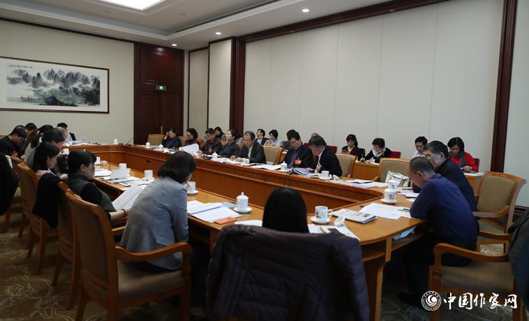 11月30日下午，上海代表团分组学习讨论。