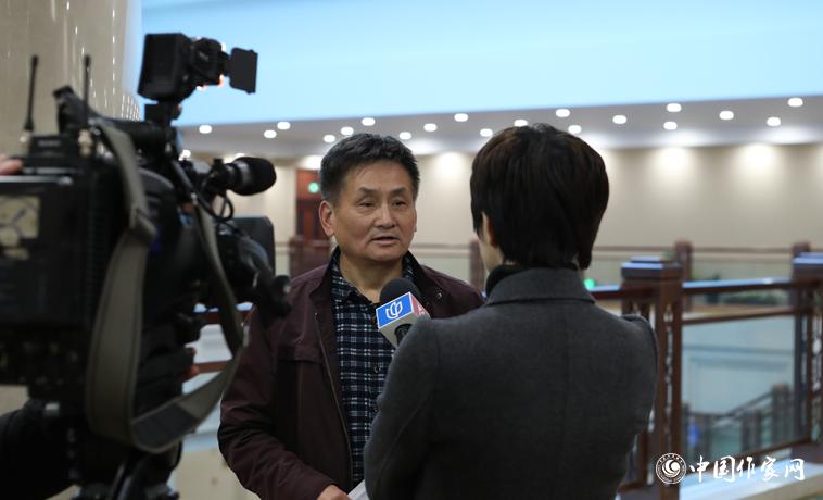 11月30日下午，叶辛接受媒体采访