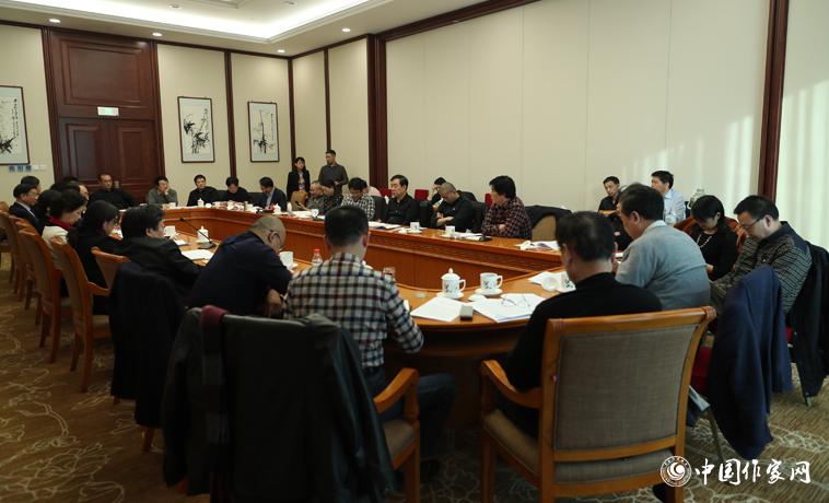 11月30日下午，江苏代表团分组学习讨论。