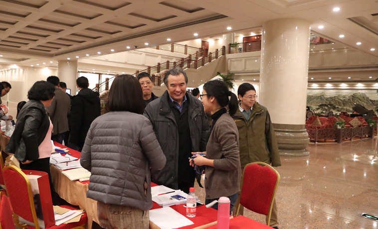 11月27日，中国作协第九次全国代表大会与会代表李冰报到。