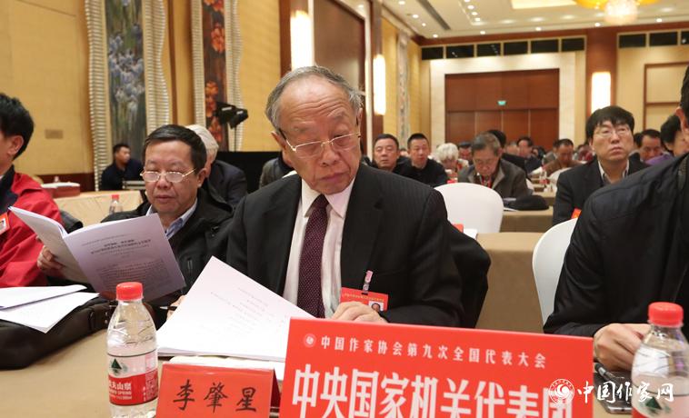 12月1日，中国作协第九次全国代表大会第二次全体会议召开，代表李肇星听取报告。