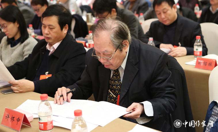 12月1日，中国作家协会第九次全国代表大会第二次全体会议召开，代表许怀中听取报告。