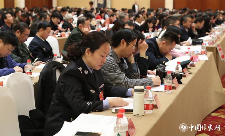 12月1日，中国作家协会第九次全国代表大会第二次全体会议召开，与会代表听取报告。