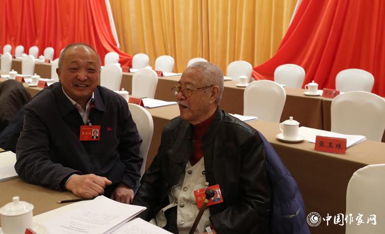 12月1日，第二次全体会议开始前，与会代表刘恒、邓友梅交谈。