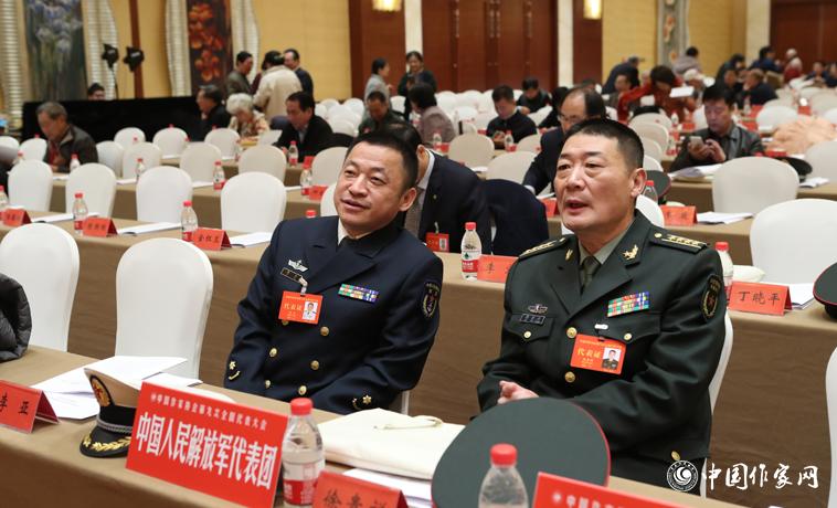 12月1日，第二次全体会议开始前，与会代表徐贵祥、李亚交谈。