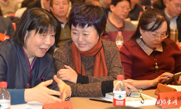 12月1日，作家毕淑敏和周晓枫在会前交谈