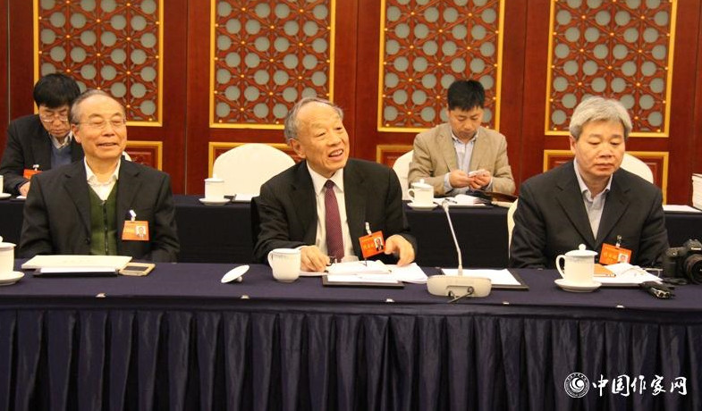 12月1日下午，中央国家机关代表团分组讨论，代表互相交流。
