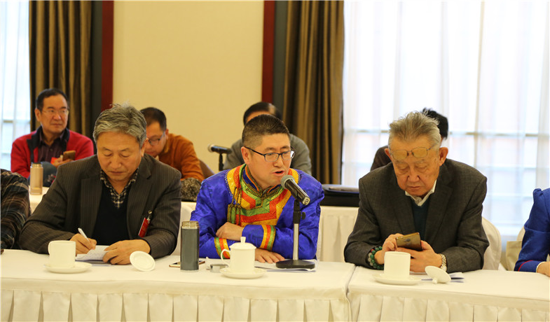 11月30日下午，内蒙古、西藏、甘肃代表团分组学习讨论。