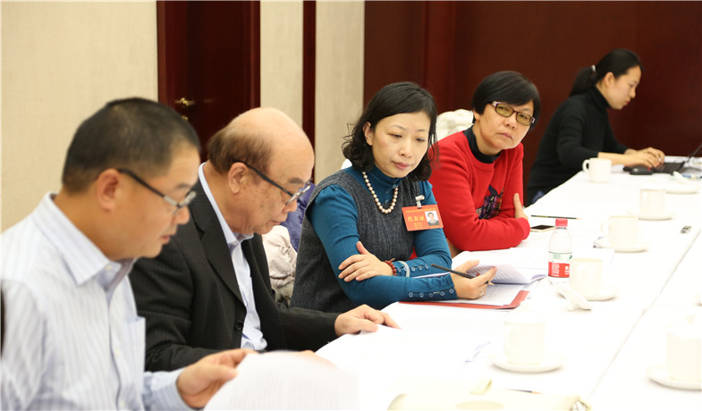 12月1日下午，港澳台代表团分组学习讨论。