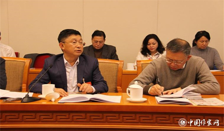 11月30日，黑龙江、四川代表团分组学习讨论，代表阿来发言。