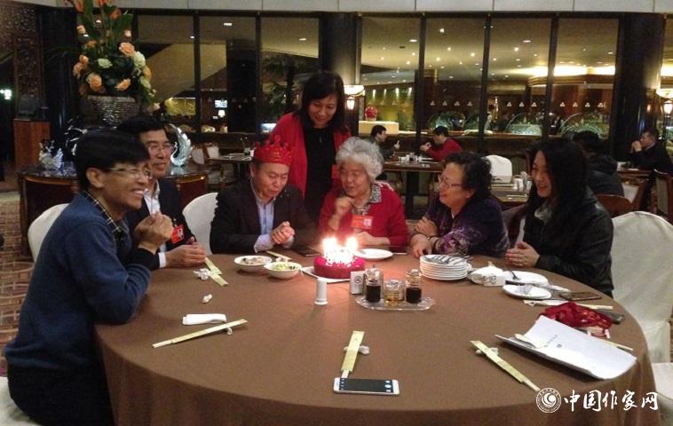 12月1日，代表与工作人员为山东作家谭好哲庆祝生日。
