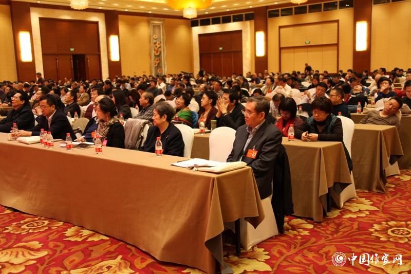 12月2日下午，代表们听外交部副部长刘振民作报告。