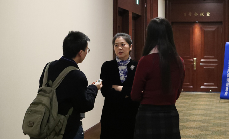 12月1日，黑龙江、四川代表团分组学习讨论，迟子建代表接受媒体采访。