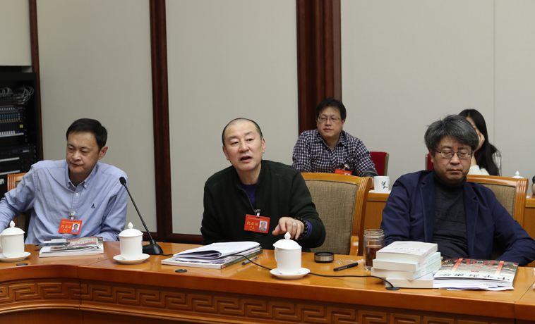 12月1日，黑龙江、四川团分组学习讨论，蒋蓝发言。