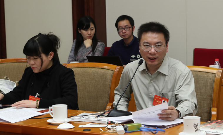 12月1日，上海代表团分组学习讨论，路内发言。