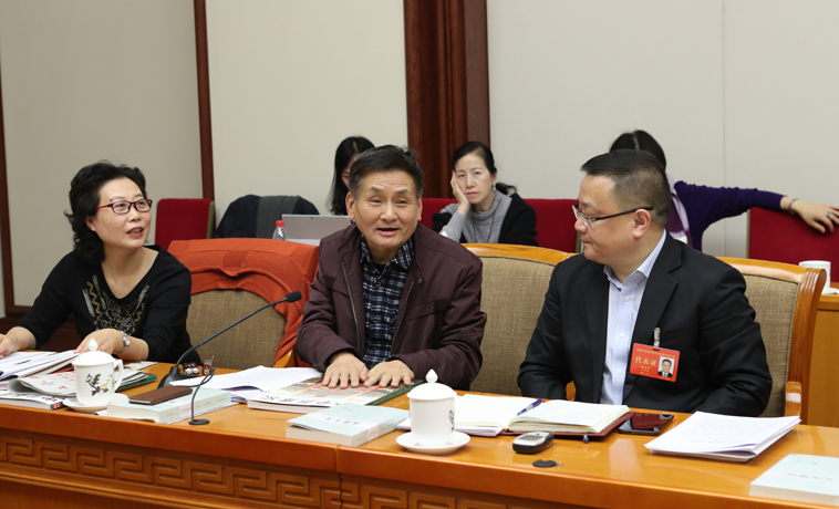 12月1日，上海代表团分组学习讨论，叶辛发言。