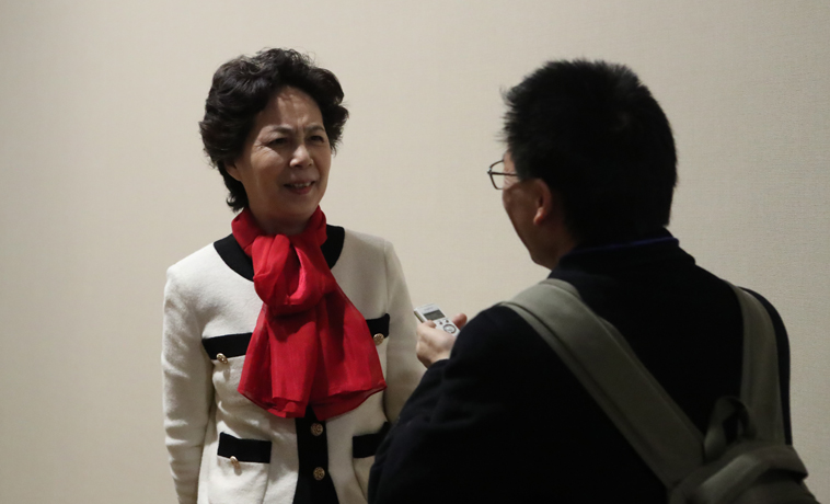 12月1日，代表范小青接受媒体记者采访。