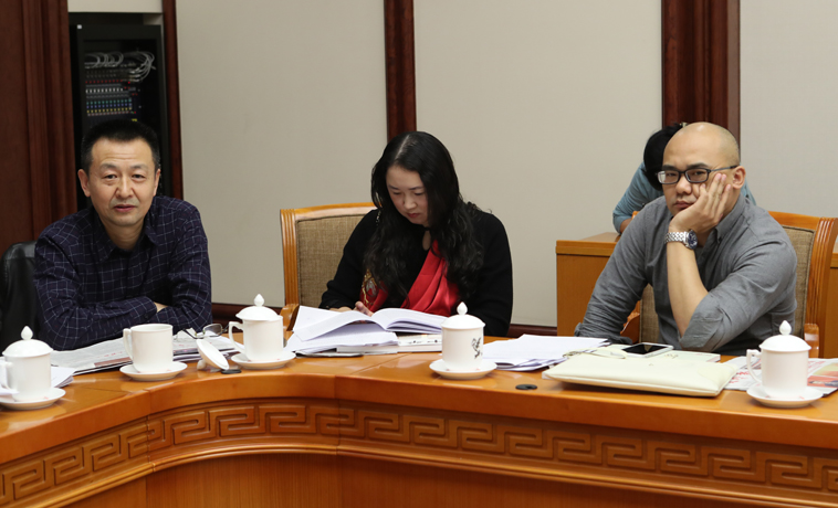 12月1日，江苏代表团分组学习讨论，汪政发言。