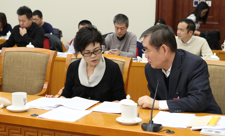 12月1日，中国作协代表团分组学习讨论，铁凝、钱小芊交流。