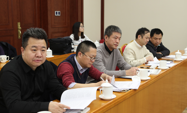 12月1日，中国作协代表团分组学习讨论。