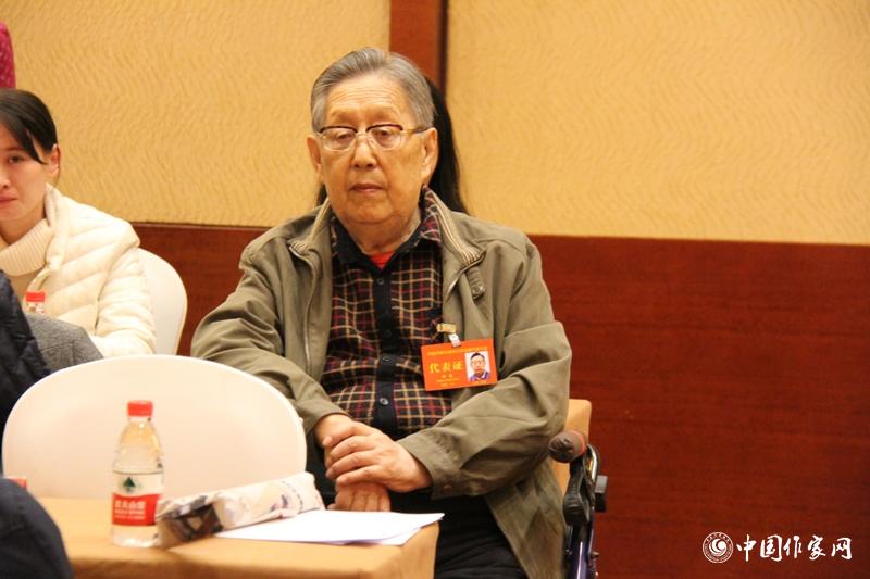 在中国作家协会第九次全国代表大会第三次全体会议上，代表柳萌认真聆听。