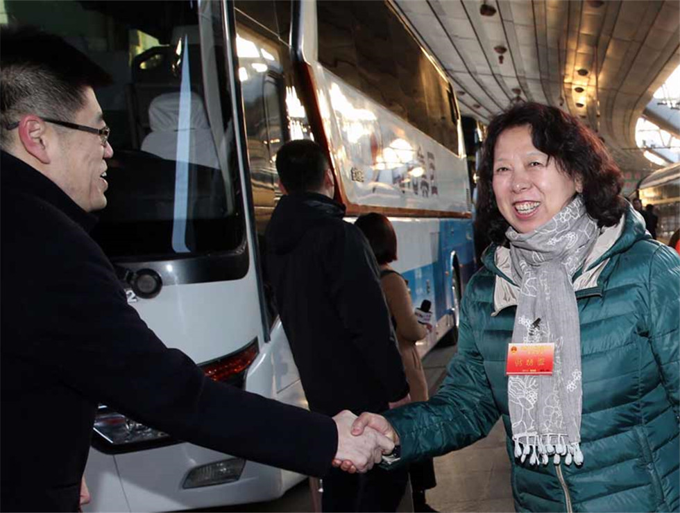 3月2日，出席十二届全国人大五次会议的黑龙江代表团乘坐火车抵达北京站。