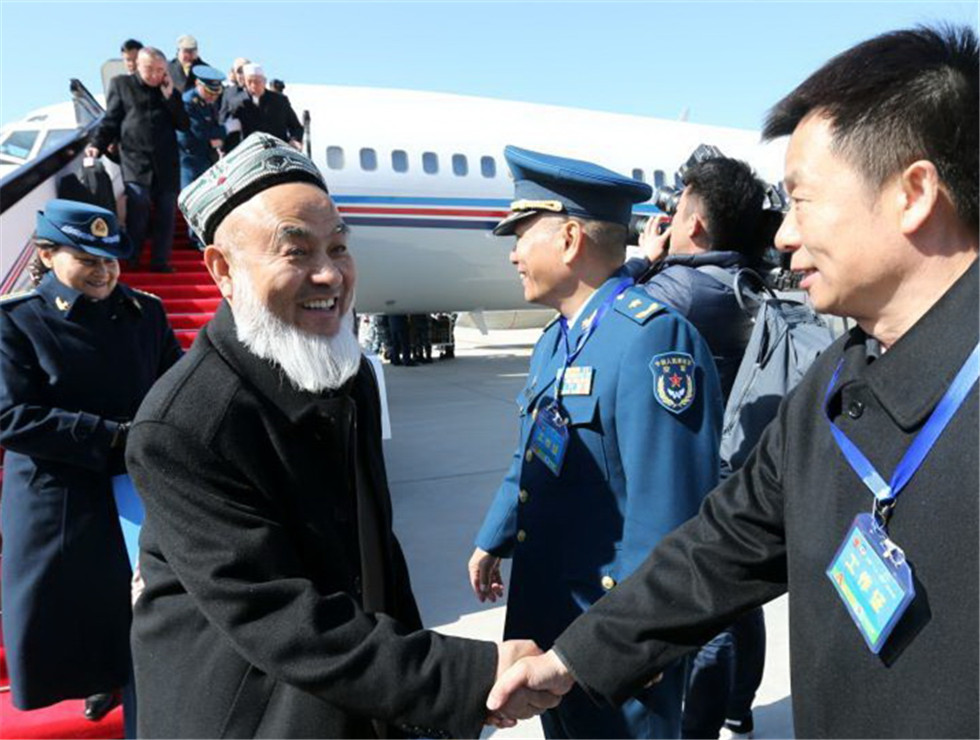 3月1日，来自新疆的全国政协委员抵达北京，出席全国政协十二届五次会议。