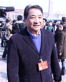 参加全国政协开幕会的委员姜昆