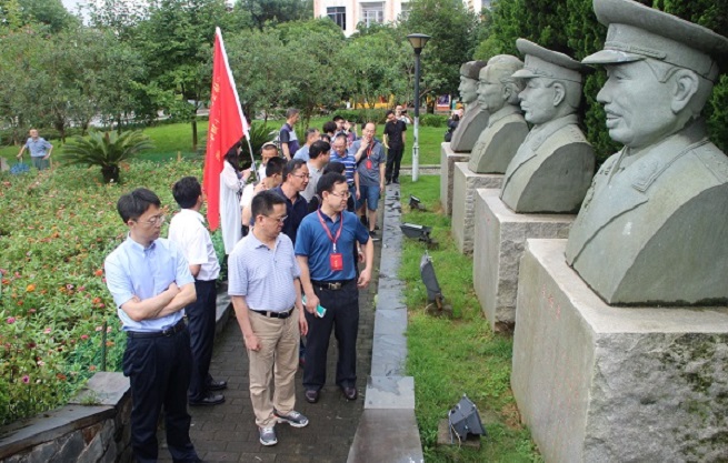 采访团参观铜鼓秋收起义阅兵广场