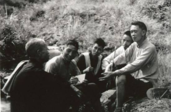 甘祖昌将军（右一）在地头和农民们聊天