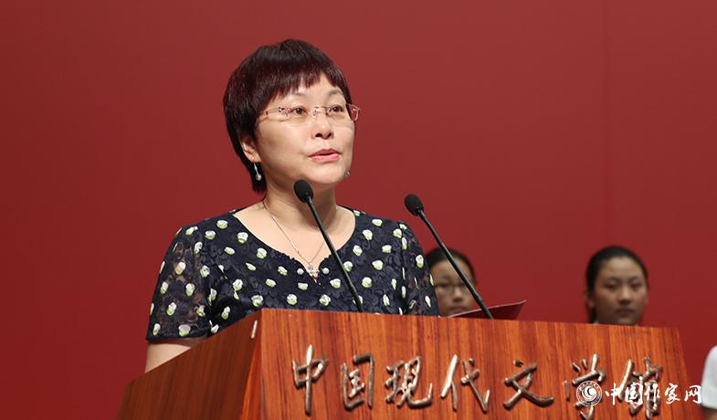 汤素兰在颁奖典礼上宣读获奖诗歌、幼儿文学授奖辞