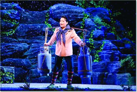 华雯主演的沪剧《挑山女人》
