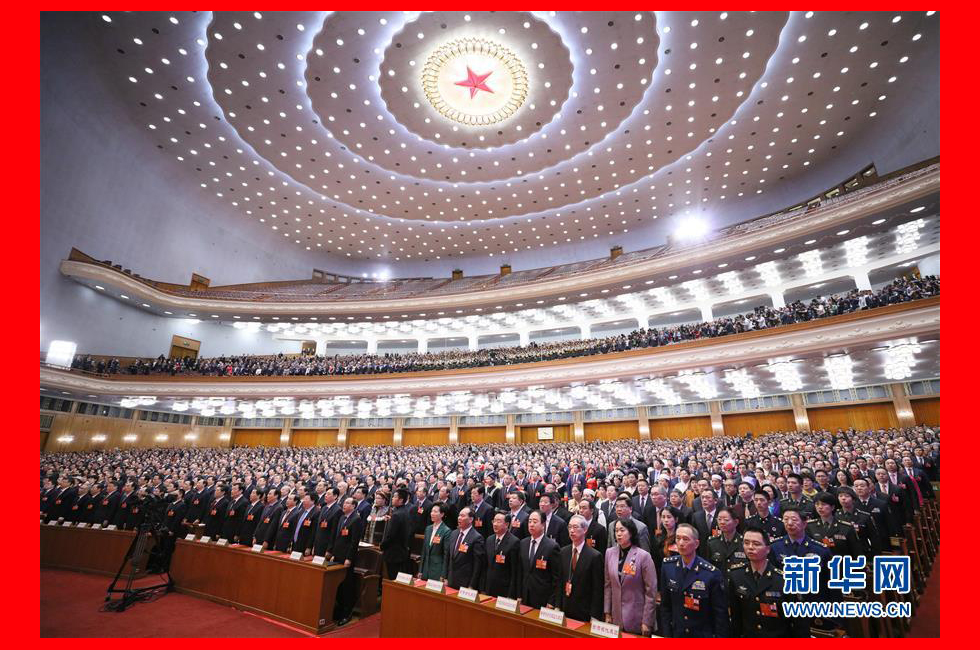 3月20日，第十三届全国人民代表大会第一次会议举行闭幕会。这是代表在唱国歌。