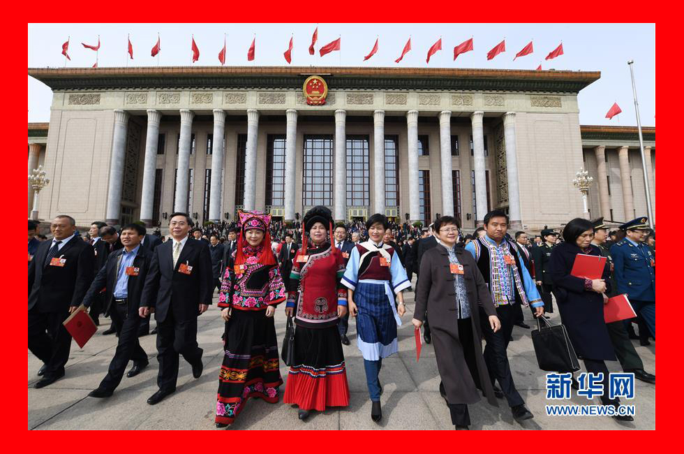 3月20日，第十三届全国人民代表大会第一次会议闭幕会。这是会后，代表走出人民大会堂。