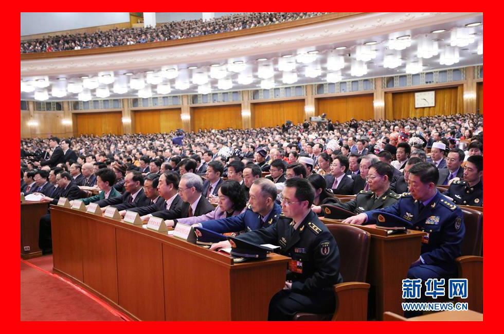 3月20日，第十三届全国人民代表大会第一次会议闭幕会。这是代表在表决。