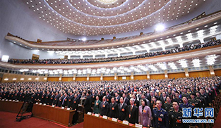 全国人大闭幕会，代表高唱国歌