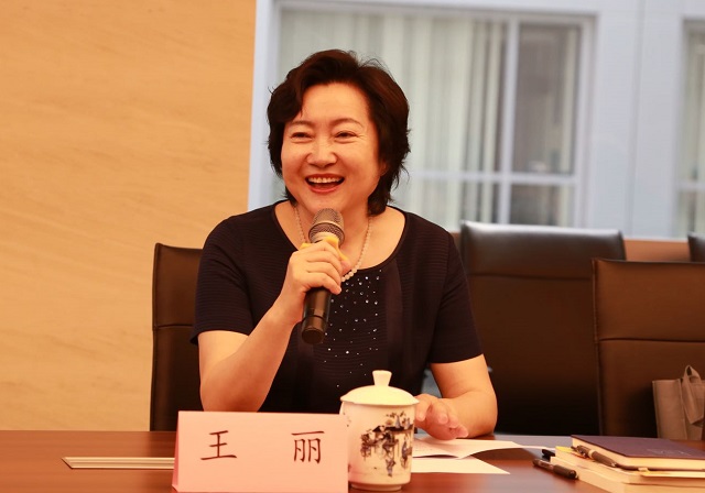 中国传记文学学会会长王丽主持会议