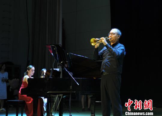 图为小提琴演奏家陈锐,美国钢琴艺术家胡里奥·艾利萨德共同演绎