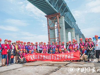 采访公铁大桥建设指挥部并在建设中的公铁大桥上合影