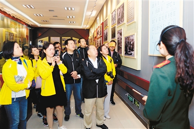 采风团在南泥湾革命旧址认真聆听讲解 记者 贾庆华 摄