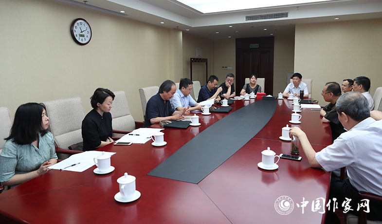 7月28日，全体会后散文杂文奖评奖委员会召开会议