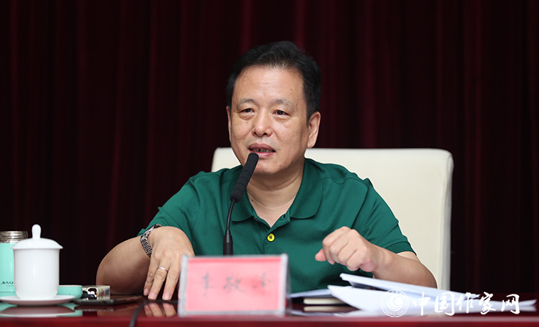 8月11日，李敬泽在终评会上介绍投票规则并宣布了各奖项的计票结果