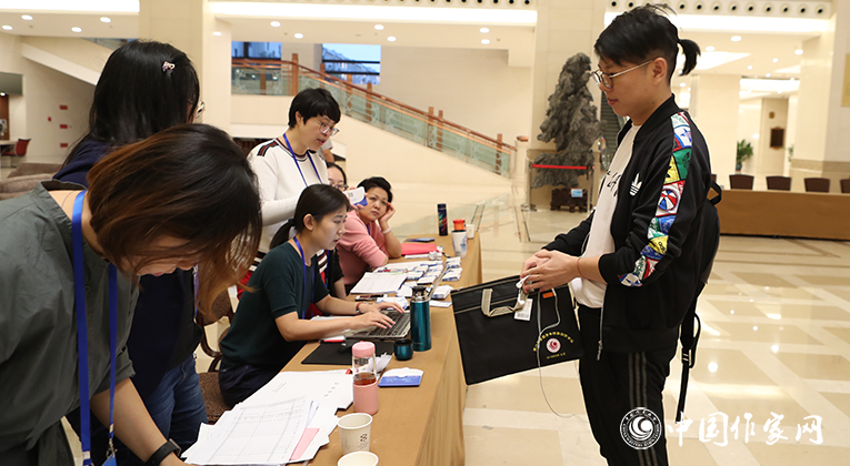 与会代表在签到处签到