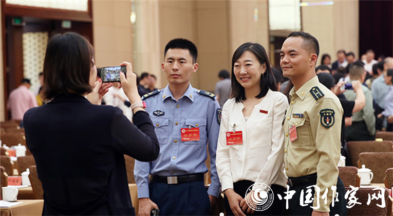 开幕式结束后，代表们合影留念