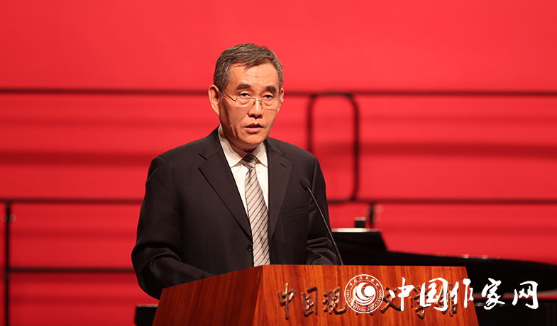 中国作协党组书记、副主席钱小芊宣布颁奖典礼开始