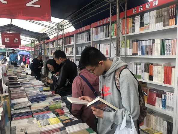 市民们在书市上淘书
